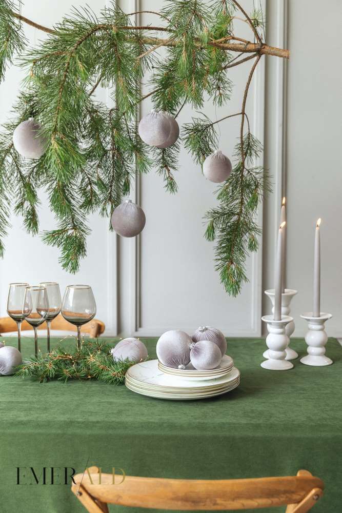 Sviesiai pilki dekoravimo kamuoliukai